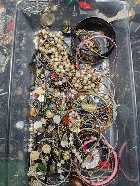 1lb Of Mixed Jewelry For Ctafting May Or May Not Have Matches J082826-0